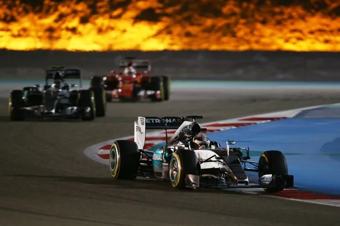 Lewis Hamilton e Nico Rosberg recebem pressão da Ferrari no GP do Bahrein (Foto: Getty Images - G1)