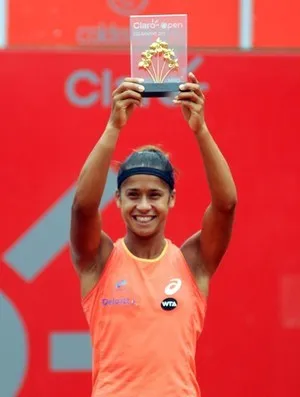 Teliana exibe troféu de campeã (Foto: Divulgação)