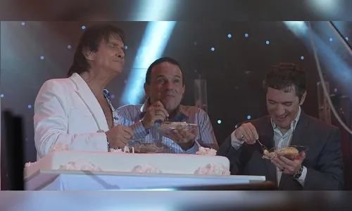 Roberto Carlos faz show para comemorar 74 anos, canta sucessos e come bolo