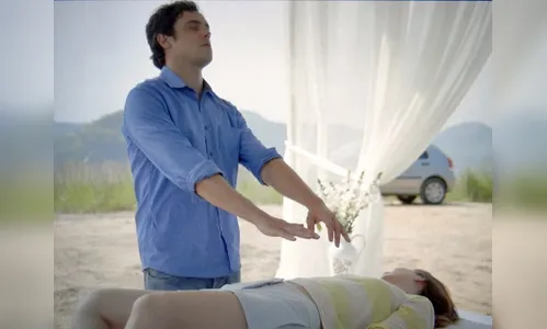 Caíque salva Laura (Nathalia Dill) e eles se beijam