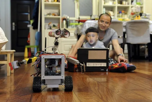 Lu Yunfeng gastou 10 mil iuanes (R$ 4,9 mil) para construir uma réplica do robô Wall-E (Foto: Reuters)