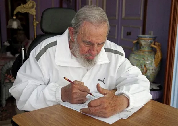 O ex-presidente de Cuba Fidel Castro vota neste domingo (19) durante as eleições locais no país (Foto: AP)