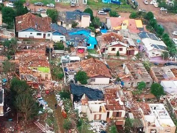 Imagem área mostra residências destelhadas em Xanxerê após a passagem de um tornado na tarde de segunda-feira (20) (Foto: Corpo de Bombeiros/Divulgação)