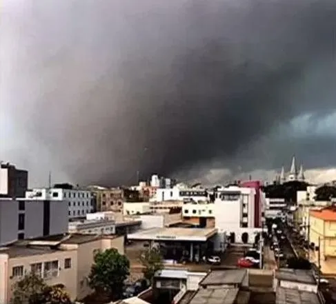 Fortes ventos deixaram rastro de destruição em Xanxerê (Foto: Reprodução/RBS TV)