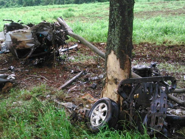 Carro, com placas de Assis Chateaubriand, ficou destruído (Foto: PRE/ Divulgação)