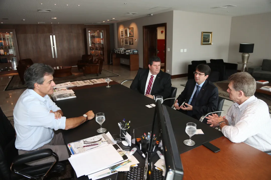 O governador Beto Richa recebeu nesta segunda-feira (20), no Palácio Iguaçu, em Curitiba, o novo superintendente do Banco do Brasil no Paraná, Edson Pascoal Cardozo. Foto: Orlando Kissner/ANPr