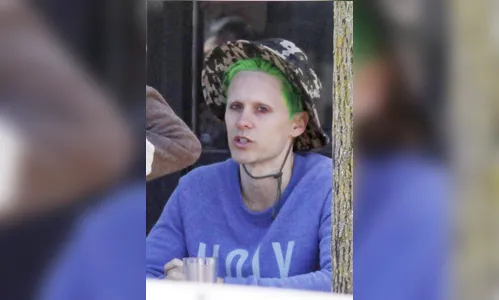 Jared Leto aparece irreconhecível para interpretar Coringa no cinema