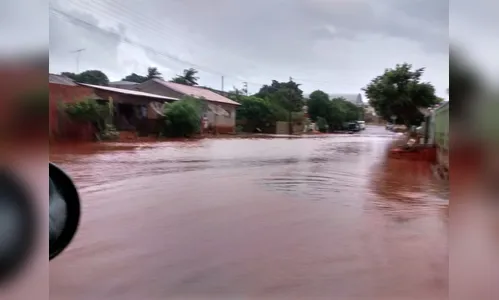 Chuva alaga rua em Lunardelli  
