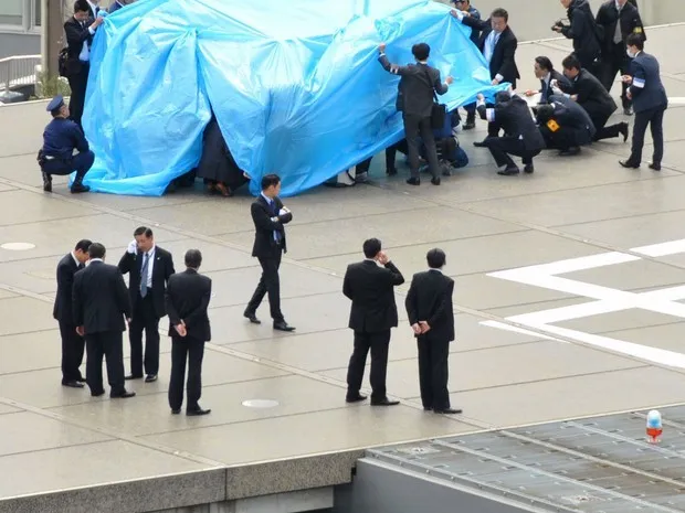 Drone radioativo pousa na cobertura do primeiro-ministro japonês. (Foto: Reuters/Kyodo News)