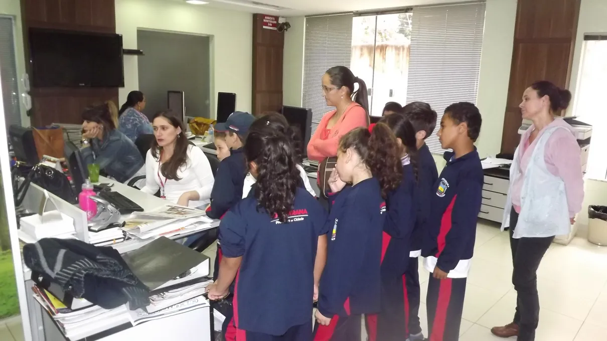Alunos de escolas municipais visitam a redação da Tribuna - FOTO: LUIZ DEMÉTRIO