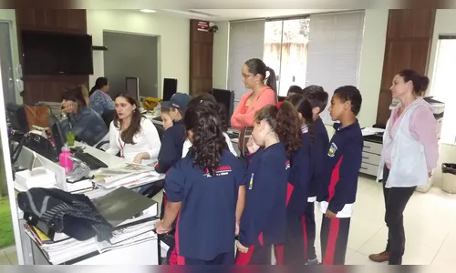 Alunos de escolas municipais visitam a redação da Tribuna