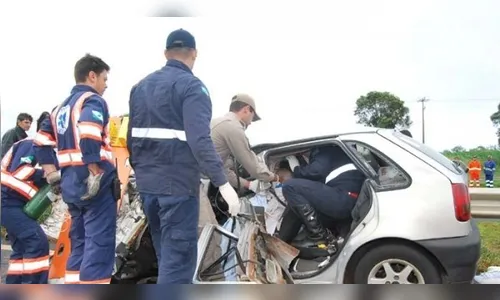 Carro e caminhão de Apucarana colidem na BR-376