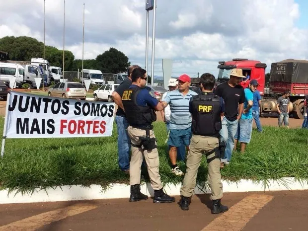 Em Cascavel, no oeste do Paraná, manifestantes estão concentrados próximo ao Trevo Cataratas, na BR-277; policiais rodoviários federais acompanham a movimentação (Foto: PRF / Divulgação)
