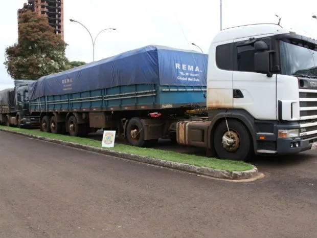 Carretas, caminhão e as mercadorias foram levados para a Receita Federal (Foto: Polícia Federal/ Divulgação)
