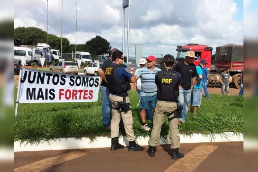  Em Cascavel, no oeste do Paraná, manifestantes estão concentrados próximo ao Trevo Cataratas, na BR-277; policiais rodoviários federais acompanham a movimentação (Foto: PRF / Divulgação) 