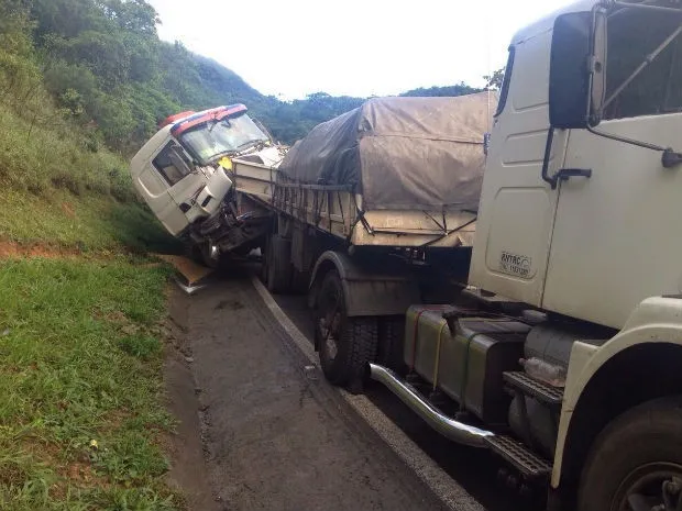 Colisão envolveu dois caminhões na BR-376, entre Guaratuba e Tijucas do Sul (Foto: Divulgação / PRF)