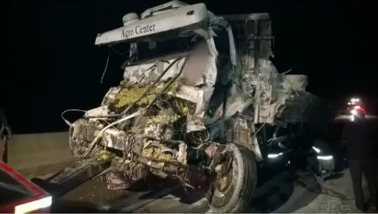 O motorista do outro caminhão teve ferimentos graves, mas não corre o risco de morrer - Foto: Polícia Rodoviária Estadual