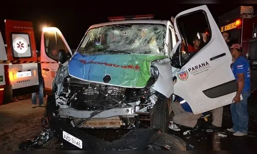 Ambulância colide com caminhão é médico e motorista ficam feridos