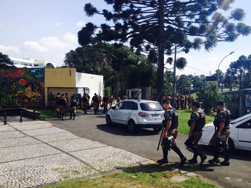 Policiais chegam ao Centro Cívico para iniciar cerco à Assembleia e ao Palácio Iguaçu.