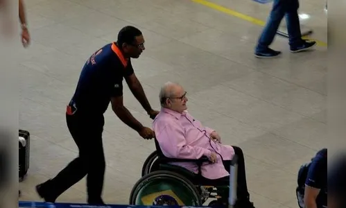 ​Jô Soares é fotografado em aeroporto em cadeira de rodas