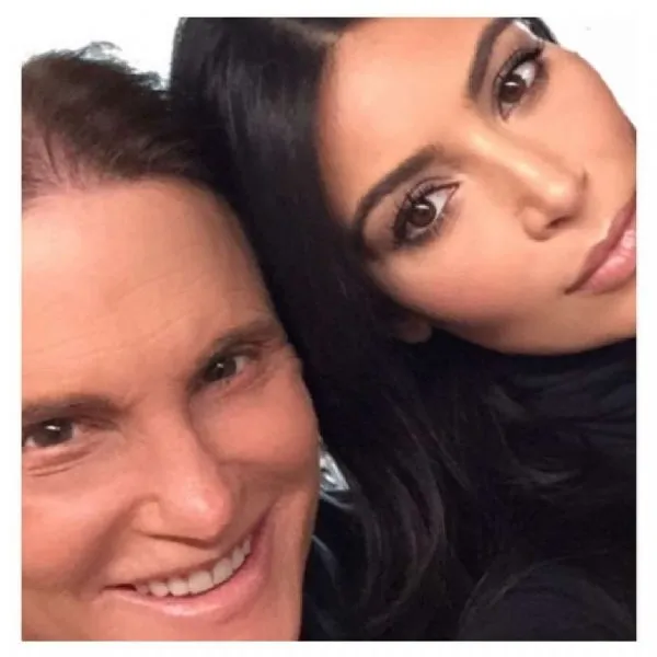 Bruce Jenner assume mudança de sexo; irmãs Kardashian apoiam