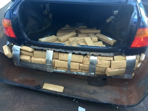 Policiais encontraram droga no porta-malas, para-lama e nas portas. (Foto: Divulgação/PRE)