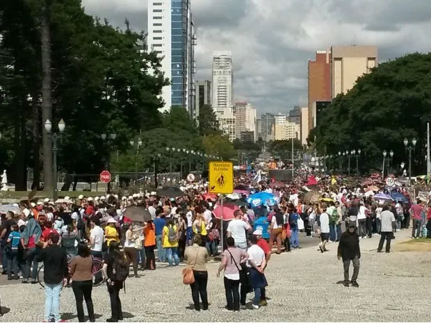 Professores seguiram em passeata da Praça 19 de Dezembro até o Centro Cívico (Foto: Luiz Fernando Martins/ RPC)