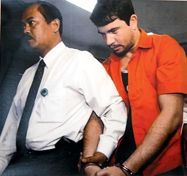ERRO FATAL Rodrigo Gularte (à dir.), quando foi preso na Indonésia em 2004, ao tentar entrar no país com 6 quilos de cocaína (Foto: Reprodução)