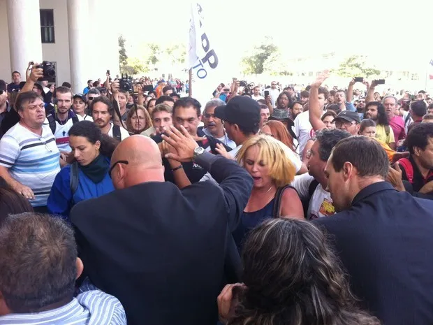 Houve breve tumulto com manifestantes no começo da tarde, mas logo contido (Foto: Erick Gimenes/ G1)
