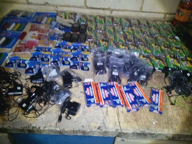 No kit capturado pelos agentes havia fumo, isqueiros. telefones celulares, carregadores, chips e fones de ouvido (Foto: Polícia Civil / Divulgação)