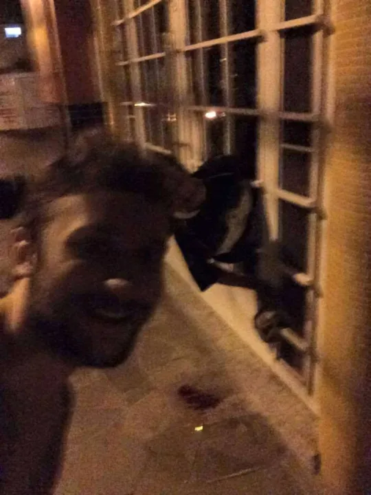 Eduardo Biassus tirou uma selfie com um ladrão que ficou entalado numa janela de seu prédio em Santa Maria (RS) Foto: Eduardo Biassus / Reprodução / Facebook