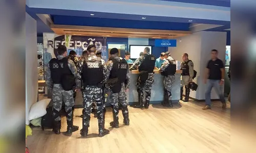 PMs que cercam Centro Cívico deixam hotel por falta de pagamento