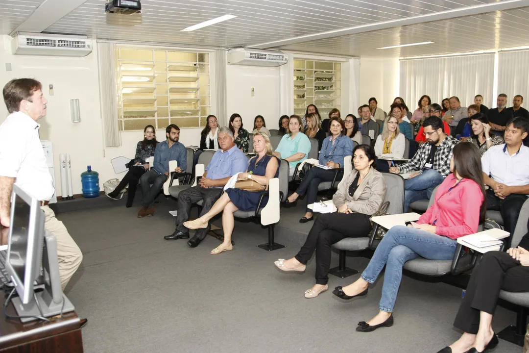Reunião com técnicos financeiros dos núcleos regionais da educacão sobre o fundo rotativo no auditório da SEED.28-04-15. Foto: Hedeson Alves