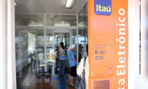 ​Bando tenta furtar cofre de banco em Califórnia
