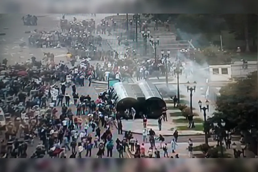  Batalhão de choque entra em confronto com manifestantes - Foto: Gazeta do Povo 