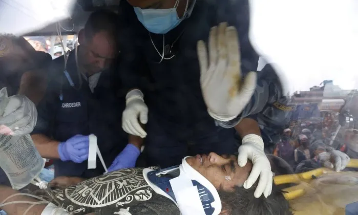 Médico americano atende o sobrevivente Pemba Tamang dentro de ambulância - Manish Swarup / AP 