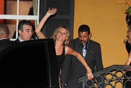 Gisele saindo da sua festa junto com a revsita Vogue na noite desta terça, em São Paulo – Foto: Reprodução da internet
