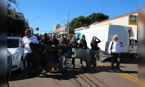 Professores de Apucarana protestam contra confronto com PM