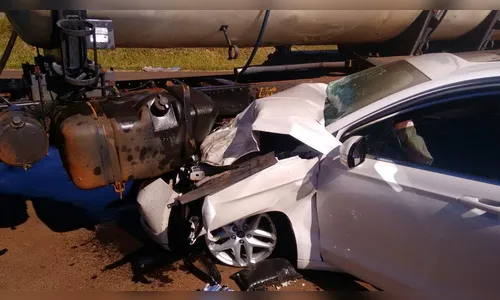 Uma pessoa sofre ferimentos após carro e caminhão se chocarem em rodovia do Vale do Ivaí