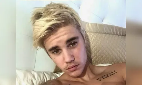 Justin Bieber posa pelado e compartilha foto em rede social