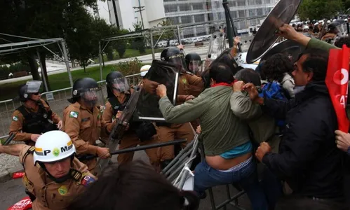 Após confronto, professores marcam reunião para definir rumo da greve