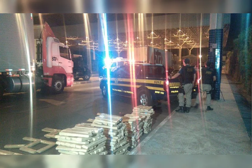  A equipe da PRF encaminhou a droga, a carreta e o dinheiro para a Delegacia da Polícia Federal em Foz do Iguaçu - Foto: PRF PARANÁ 