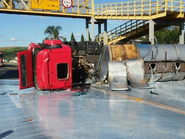 Tombamento causou derramamento de leite na BR-373 (Foto: Élio Kohut/Rádio Najua)