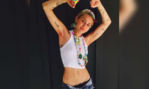 ​Miley Cyrus tinge pelos pubianos e das axilas e posta na web