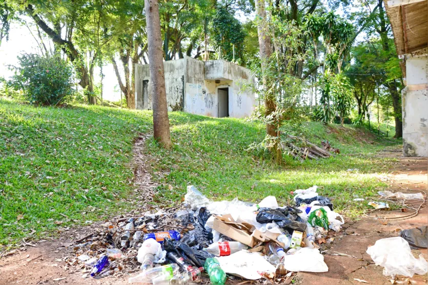  Quanto aos sanitários, o prefeito admite que tem sido difícil manter a conservação do local - Foto: Delair Garcia 