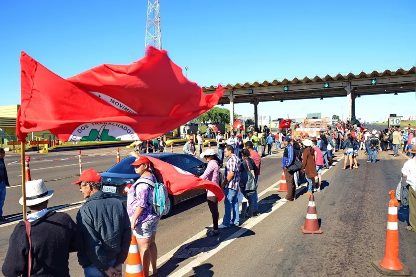  Manifestantes ocuparam a praça de pedágio em Arapongas, na BR-369 (Foto:  Sérgio Rodrigo) 