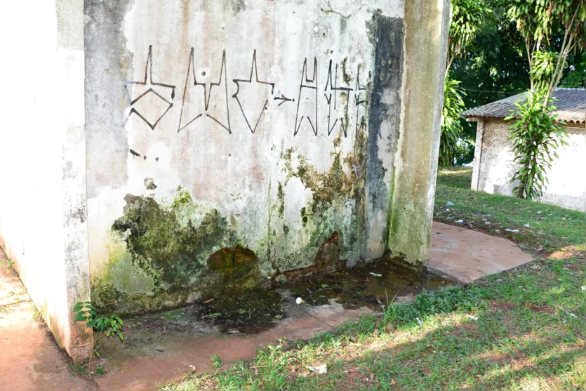  A reportagem esteve no local e se deparou com banheiros públicos abandonados - Foto: Delair Garcia 