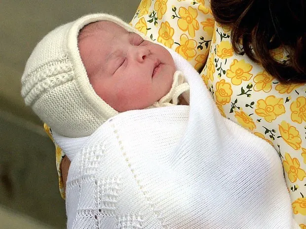 Nova princesa de Cambridge deixou o hospital com os pais, Kate e William, neste sábado (Foto: John Stillwell/AP)