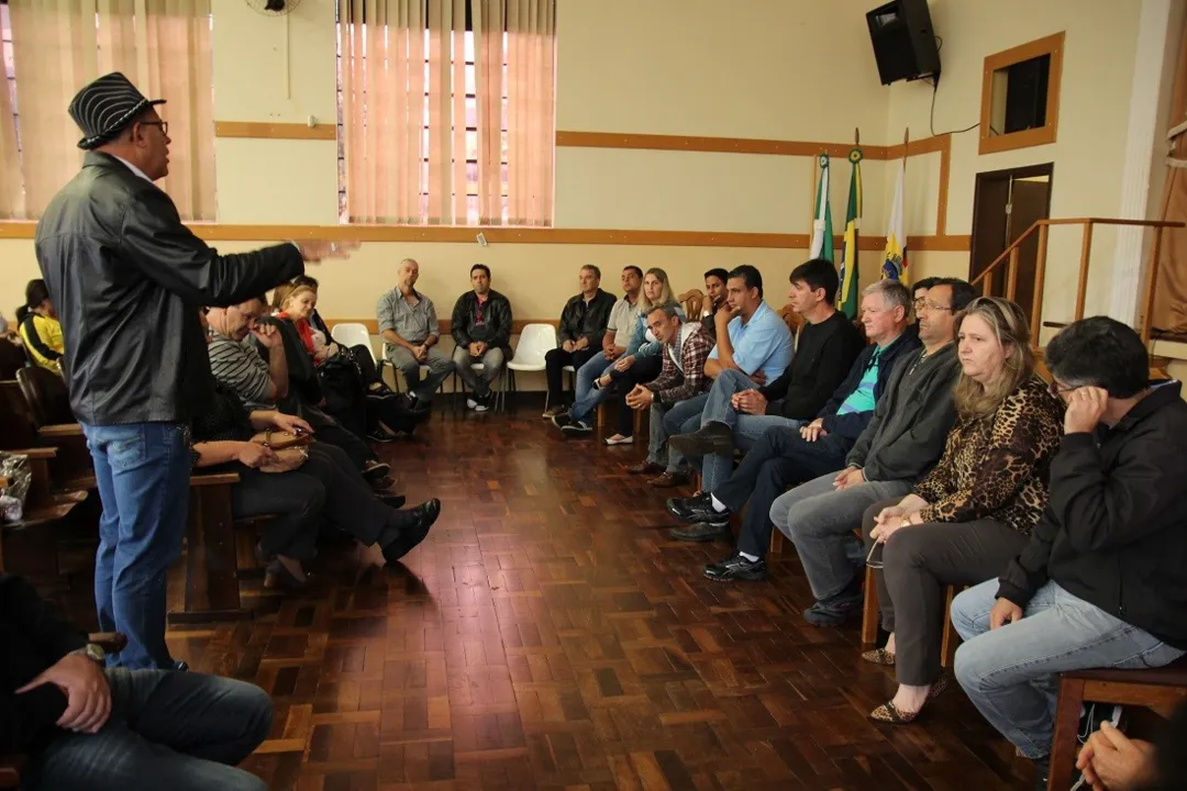 Professores reunidos em Apucarana - Foto: Dirceu Lopes