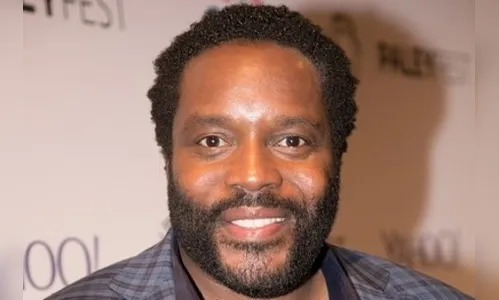 ​Ator de The Walking Dead surta no metrô de Nova York